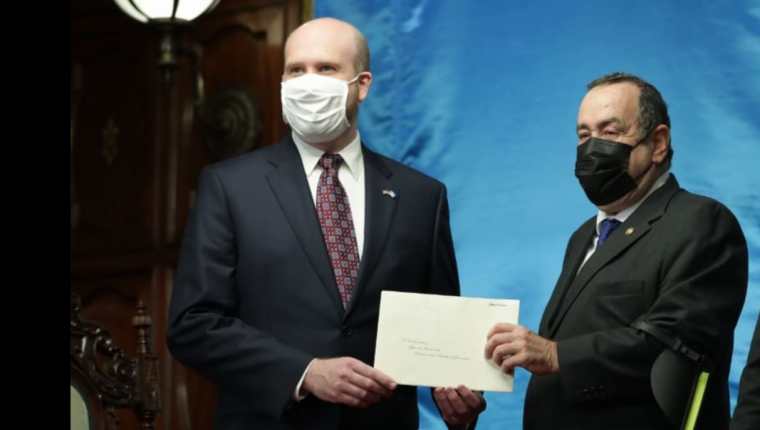 William Popp, embajador de Estados Unidos en Guatemala, (a la izquierda) en la entrega de sus cartas credenciales ante el presidente de Guatemala, Alejandro Giammattei. (Foto Prensa Libre: Hemeroteca)