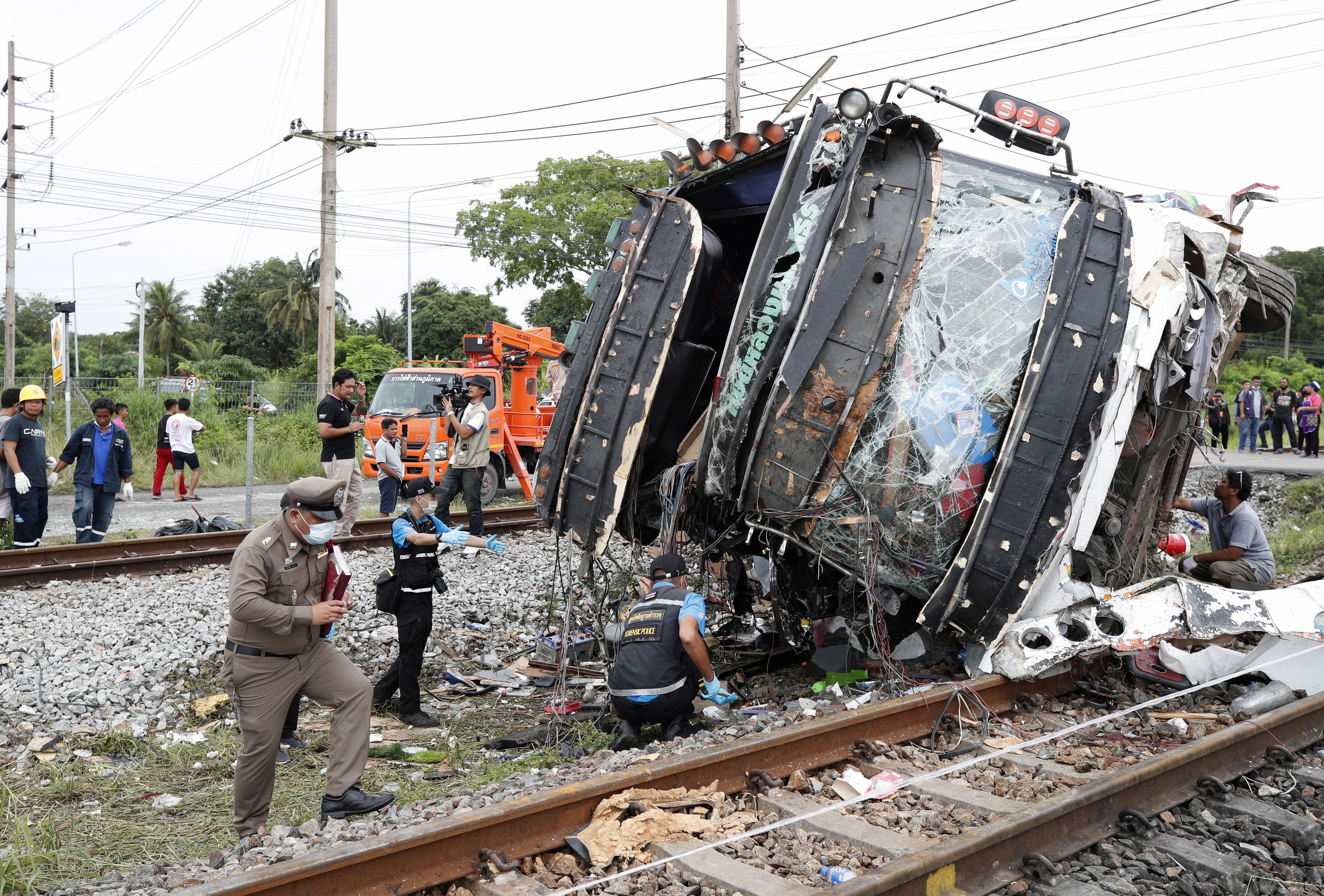 Una colisión entre un tren y un autobús deja muertos y heridos en Tailandia. (Foto Prensa Libre: EFE)