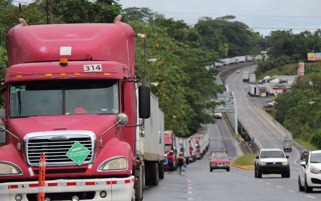 Fila de camiones en espera de cruzar la frontera hacia Costa Rica durante un cierre indefinido, dadas las manifestaciones de ciudadanos costarricenses. (Foto Prensa Libre: EFE)