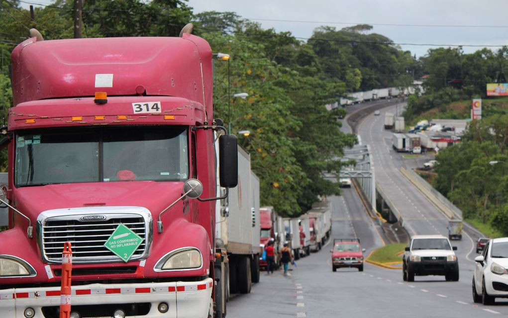  fila de camiones en espera de cruzar la frontera hacia Costa Rica durante un cierre indefinido, dadas las manifestaciones de ciudadanos costarricenses. (Foto Prensa Libre: EFE)