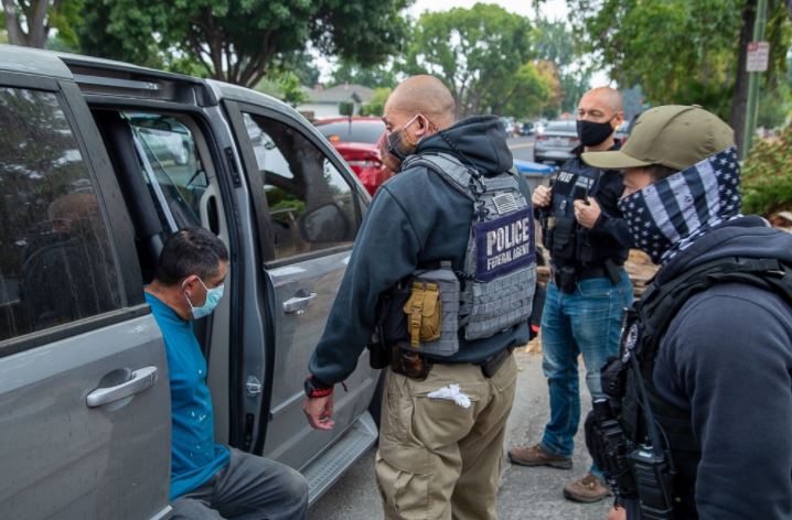 Agentes durante la redada del DHS y ICE que resultó en la detención de 128 extranjeros en California. (Foto Prensa Libre: ICE)