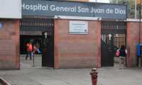 Vendedores que se ubican a un costado del Hospital San Juan De Dios, sobre la 9na calle A, indican que las ventas han disminuido desde que en el hospital se trata a pacientes positivos de civid-19.