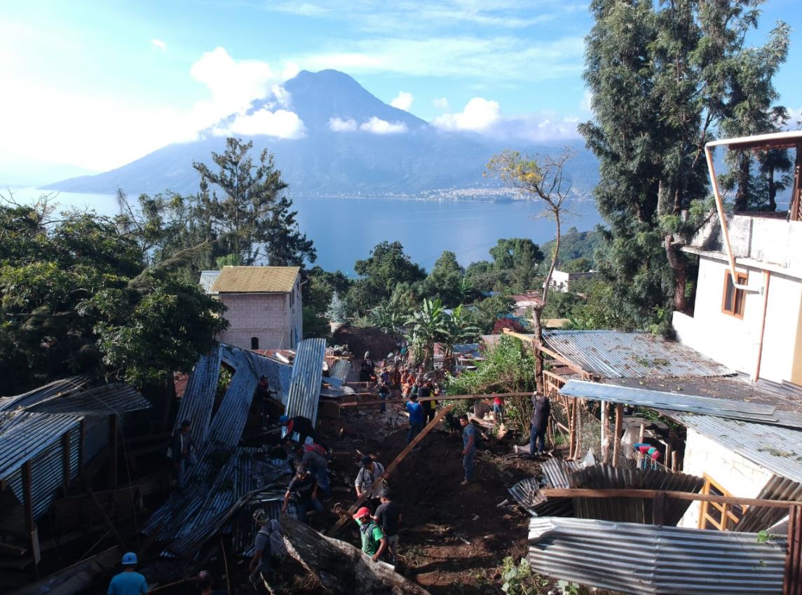 Así se observa el panorama en San Marcos La Laguna, luego del deslizamiento que mató a 4 personas. (Foto Prensa Libre: Carlos Hernández)
