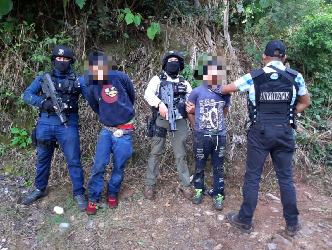 El Comando Antisecuestros de la Policía Nacional Civil (PNC) reportó este lunes 19 de octubre que un operativo que llevaron a cabo en Huehuetenango permitió la captura de dos supuestos secuestradores y la liberación de su víctima. (Foto Prensa Libre: PNC)