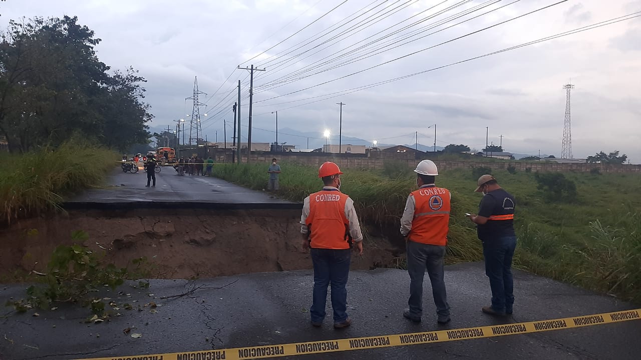 Más de mil 600 contenedores transitan diariamente por la ruta CA-2 oriente, por la cual transita mercancía de México hacia toda Centroamérica, y viceversa. (Foto Prensa Libre: Conred)
