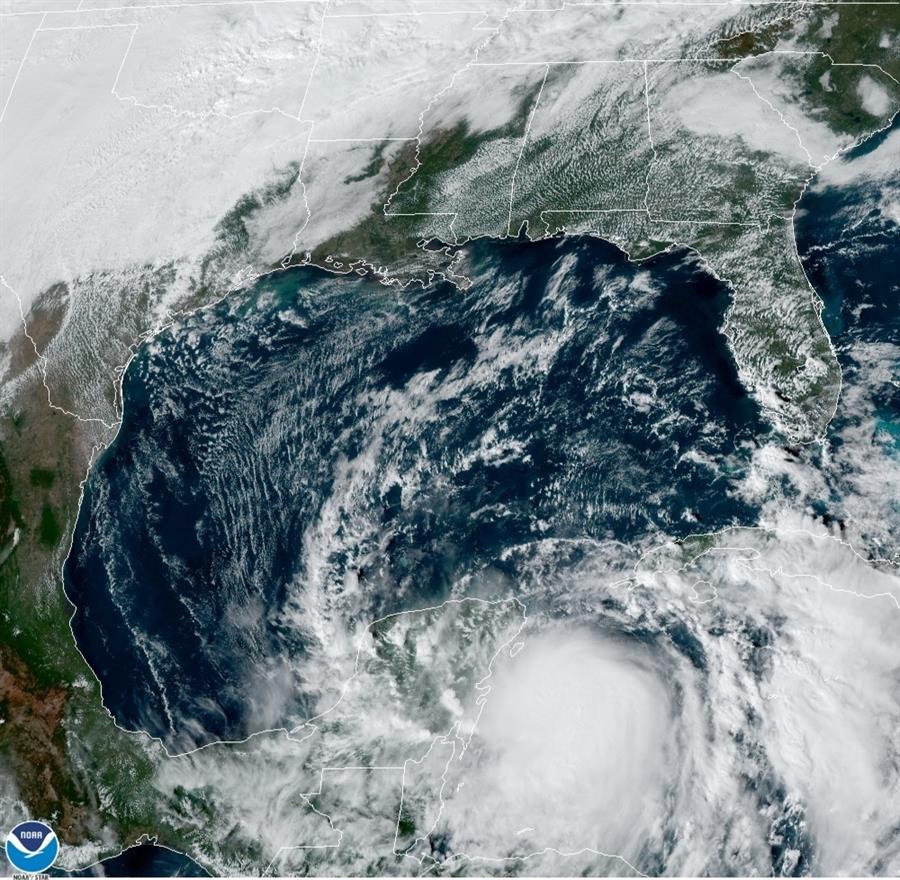 Fotografía satelital cedida por la Oficina Nacional de Administración Oceánica y Atmosférica (NOAA) por vía del Centro Nacional de Huracanes (NHC) donde se muestra la localización de la tormenta tropical Zeta. (Foto Prensa Libre: EFE)