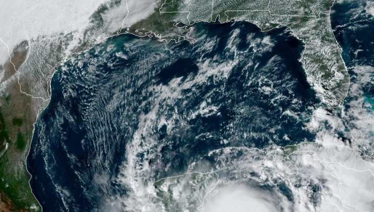 Fotografía satelital cedida por la Oficina Nacional de Administración Oceánica y Atmosférica (NOAA) por vía del Centro Nacional de Huracanes (NHC) donde se muestra la localización de la tormenta tropical Zeta. (Foto Prensa Libre: EFE)