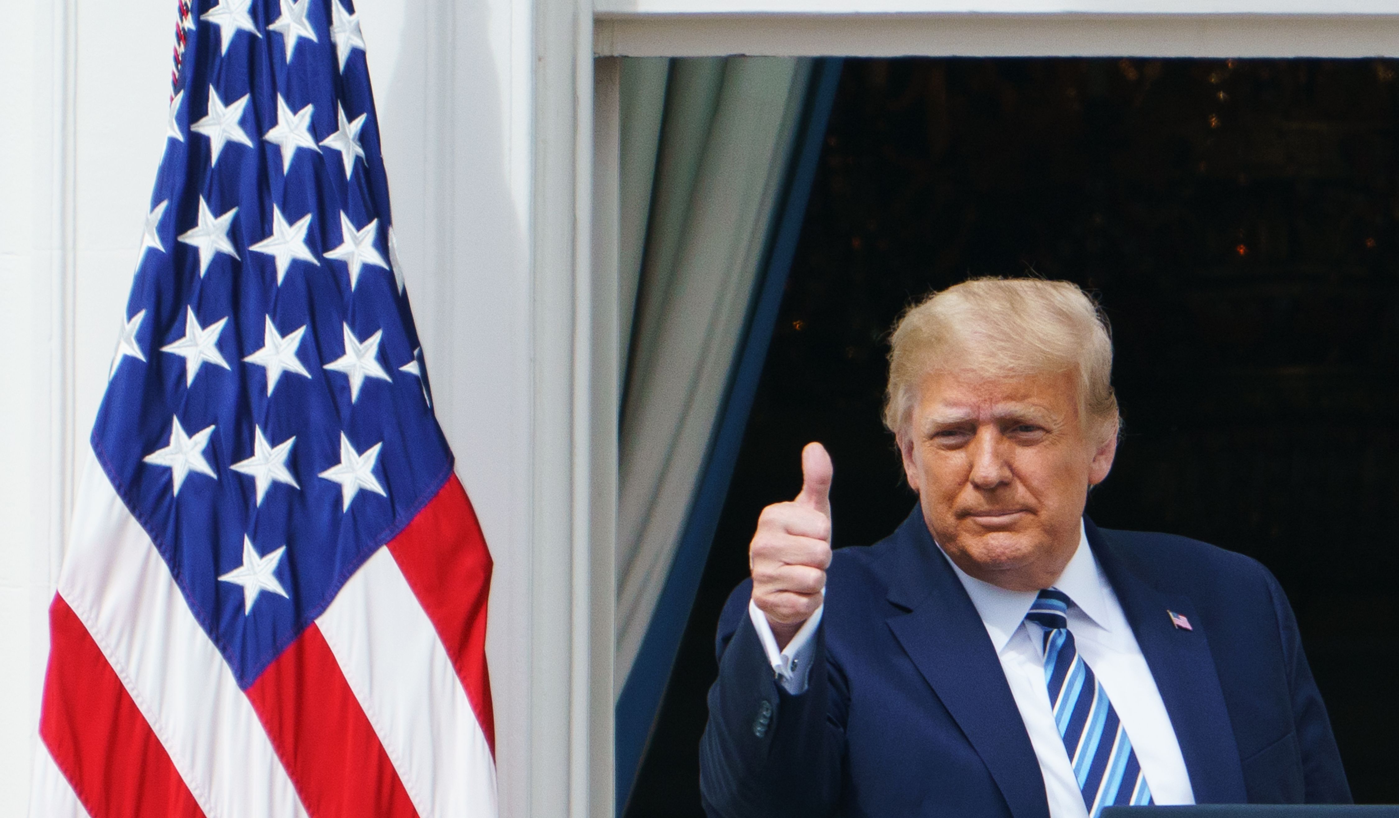 Desde el balcón de la Casa Blanca, Donald Trump aseguró  a seguidores que se "siente genial". (Foto Prensa Libre: AFP)