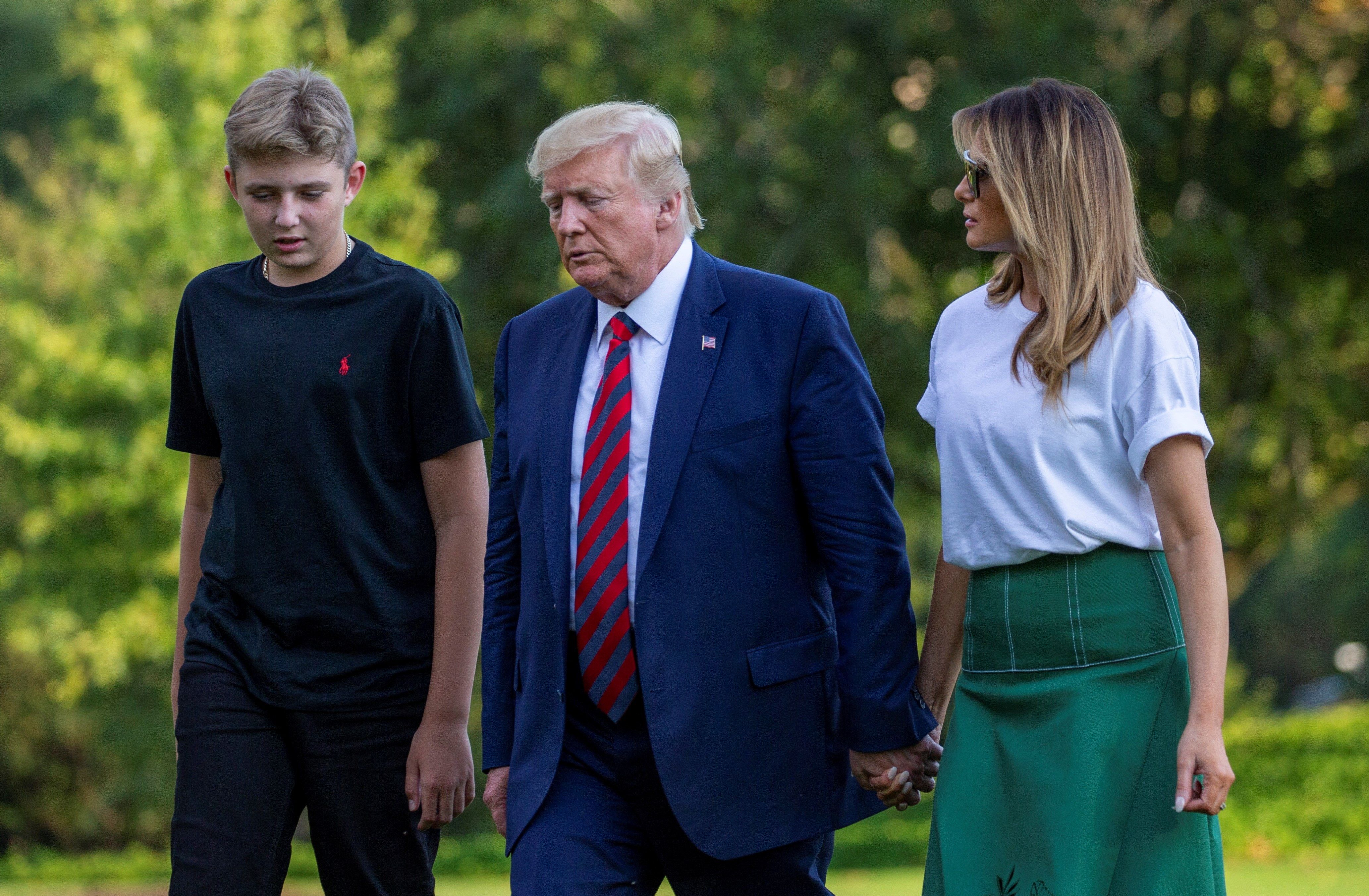 Donald Trump camina acompañado por la primera dama Melania Trump y su hijo Barron en los jardines de la Casa Blanca en Washington (EE.UU). (Foto Prensa Libre: EFE)