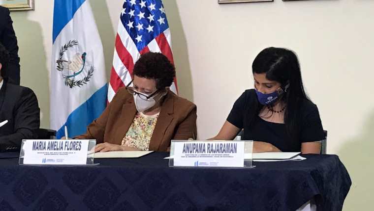 Anu Rajaraman, directora de USAID Guatemala, participa en el acto de entrega simbólico de ventiladores a Amelia Flores, ministra de Salud, el 25 de septiembre del 2020. (Foto Prensa Libre: Facebook Usaid)