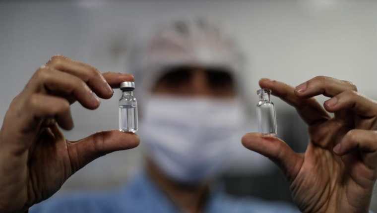Vista de dos ampollas con muestras de la vacuna de Oxford, en el laboratorio de BioManguinhos, el instituto de producción de inmunobiológicos de la Fundación Oswaldo Cruz, en Río de Janeiro (Brasil). (Foto Prensa Libre: EFE)