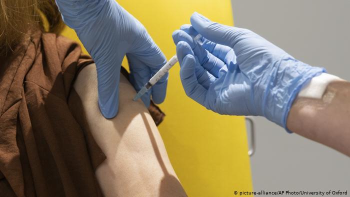 Desarrollar una vacuna efectiva y segura contra el coronavirus podría llevar varios años, según expertos.	(picture-alliance/AP Photo/University of Oxford)