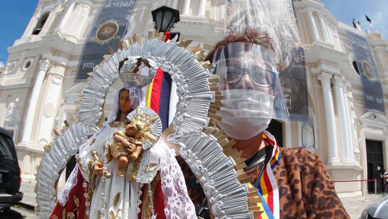 Miles de guatemaltecos veneran a la Virgen del Rosario. (Foto Prensa Libre: Esbin García)