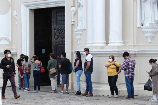 Feligreses hacen fila previo al ingreso a la Iglesia Santo Domingo. (Foto Prensa Libre: Esbin García)