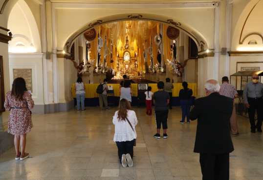 Tres minutos tienen permitido los feligreses para permanecer en el templo. (Foto Prensa Libre: Esbin García)