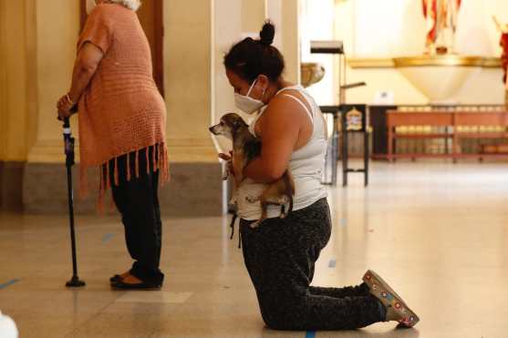 Algunos devotos de la Virgen del Rosario asisten con sus mascotas a la Iglesia Santo Domingo. (Foto Prensa Libre: Esbin García)