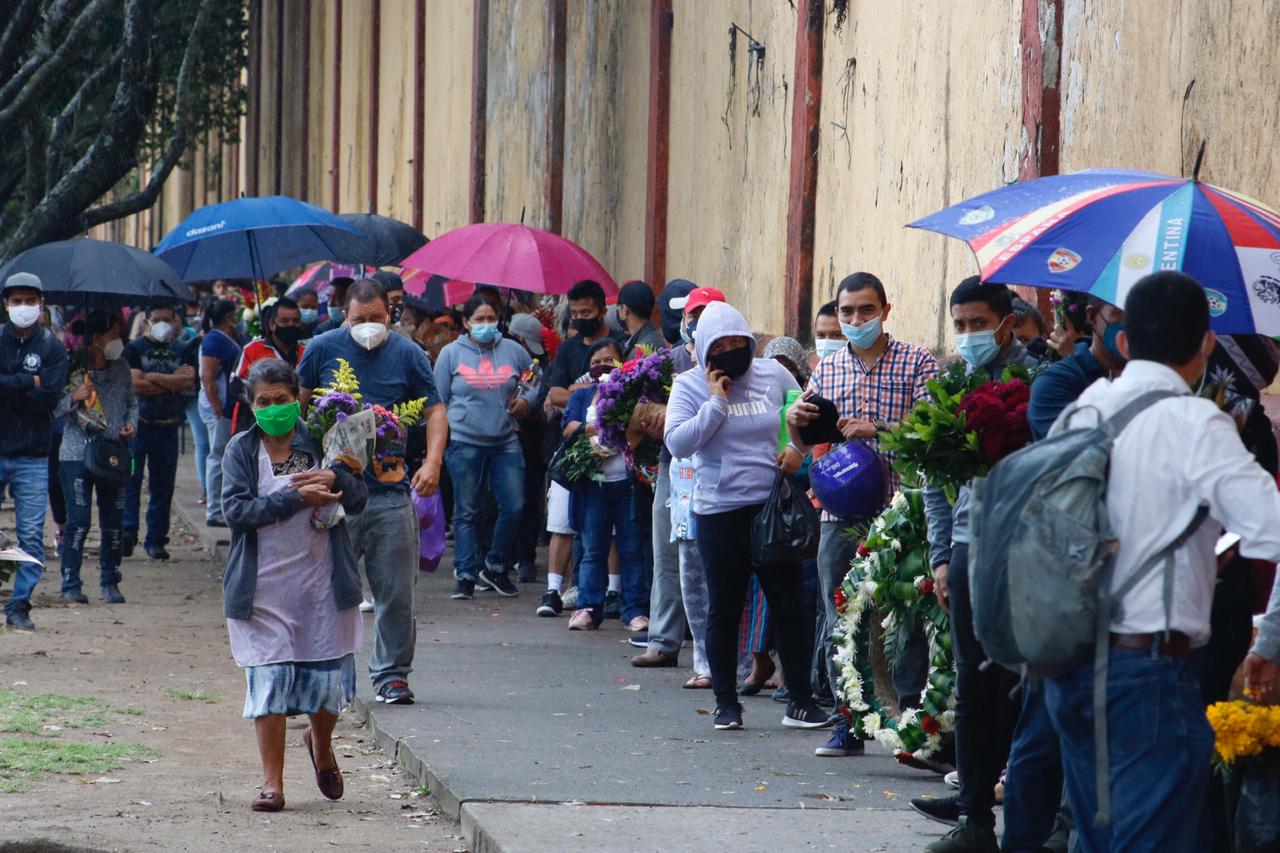 Guatemaltecos aprovechan el fin de semana a visitar cementerios previo al cierre del próximo fin semana. (Foto Prensa Libre: Érick Ávila)