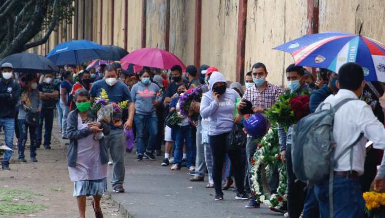 Guatemaltecos aprovechan el fin de semana a visitar cementerios previo al cierre del próximo fin semana. (Foto Prensa Libre: Érick Ávila)