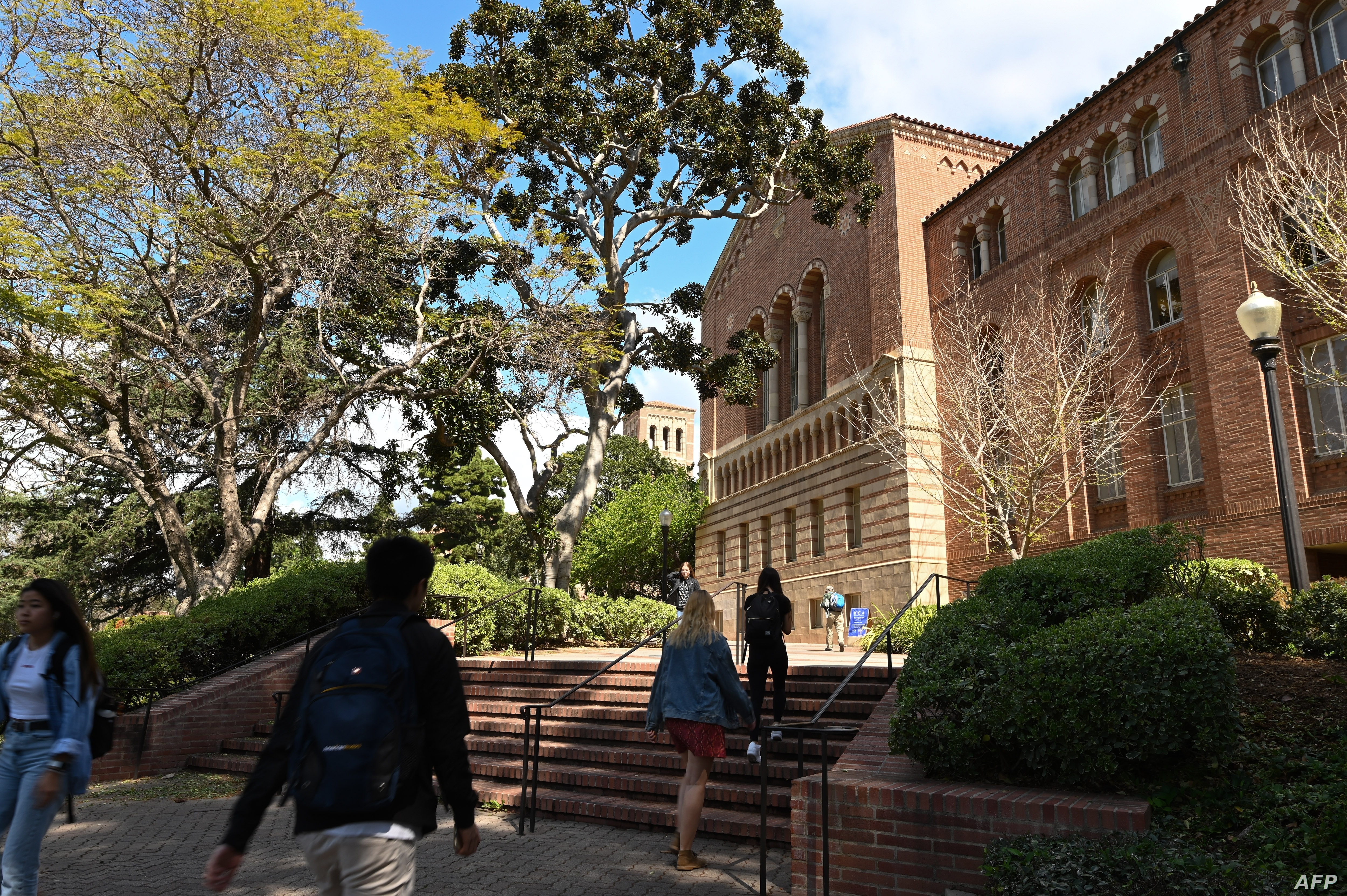 Estudiantes caminan en el recinto de la Universidad de California en Los Angeles (UCLA) en momentos en que las universidades suspendieron sus clases presenciales debido al coronavirus. (Foto Prensa Libre: AFP)