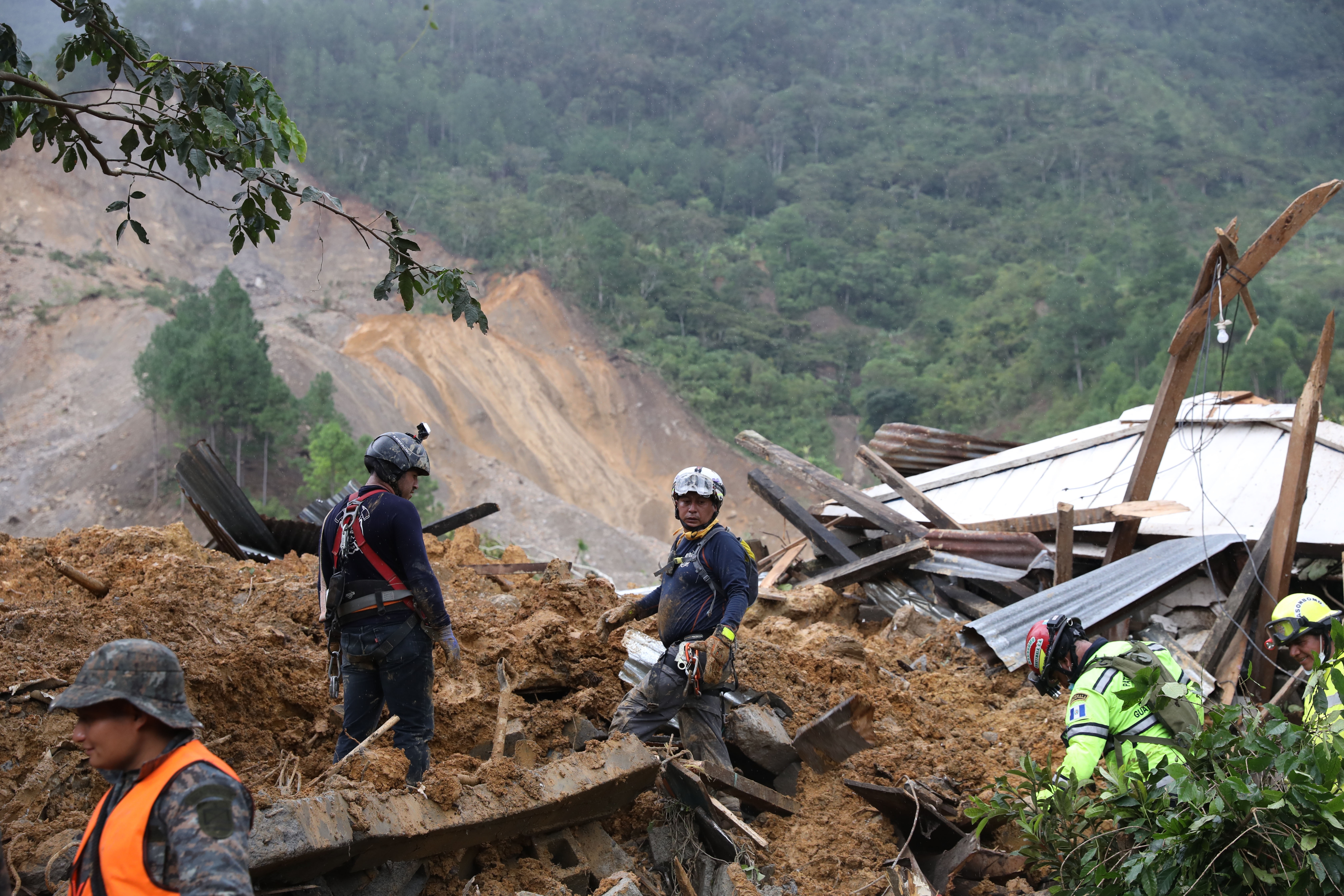 Los suelos de Guatemala están saturados debido a la cantidad de agua que se ha reportado. En la imagen de archivo un derrumbe durante las tormentas Eta e Iota en Guatemala. (Foto Prensa Libre: AFP)