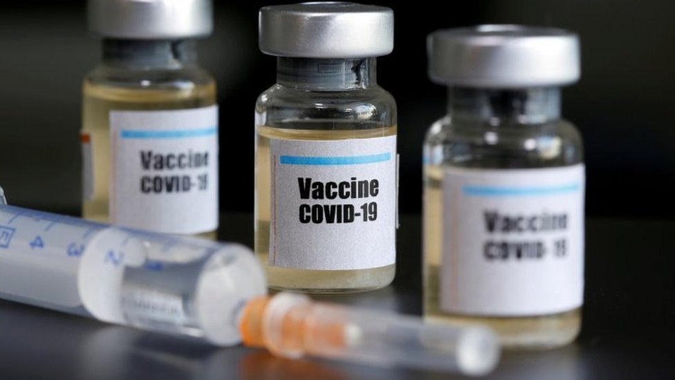 Se están desarrollando más de 100 vacunas contra covid-19.
