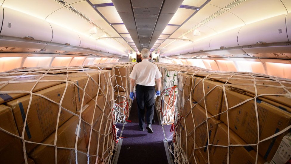 Las aerolíneas se están preparando para ayudar en la distribución de la vacuna. (Foto Prensa Libre: Getty Images)