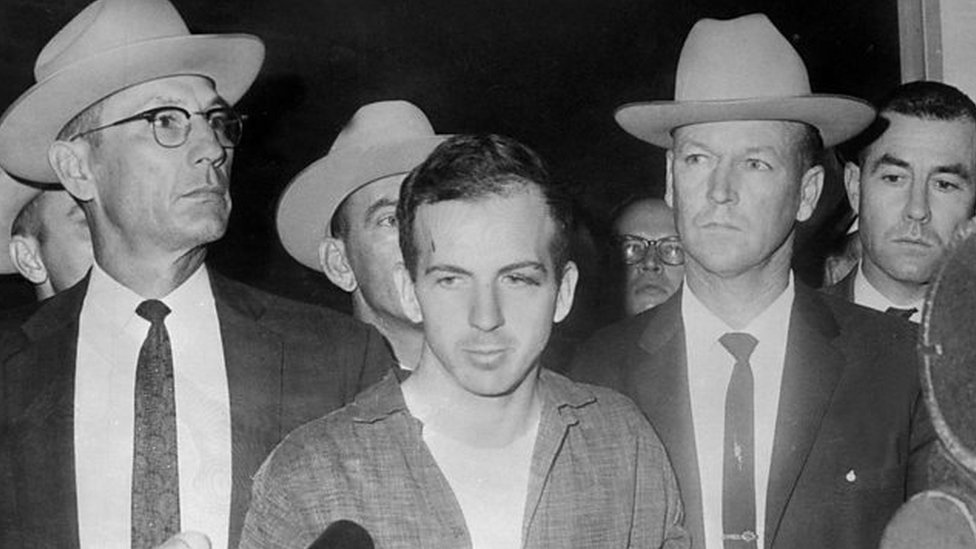 Lee Harvey Oswald el 22 de noviembre de 1963, durante una rueda de prensa tras su detención en Dallas. (Foto Prensa Libre: AFP/Getty Images)