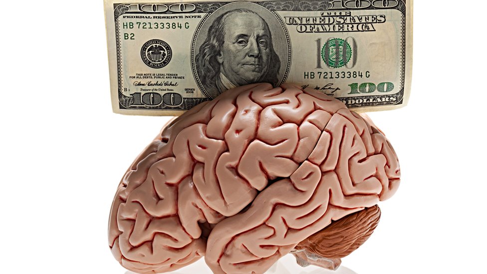 Nuestro cerebro reacciona diferente frente a las ganancias y las pérdidas de dinero. (Foto Prensa Libre: Getty Images)