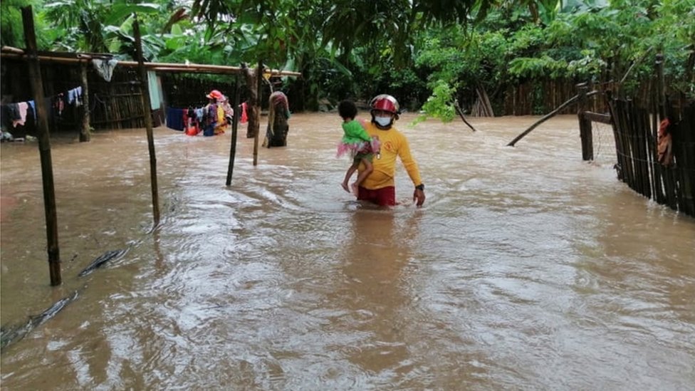Este lunes ya algunas comunidades en Honduras se habían visto afectadas por el huracán Eta. (Foto Prensa Libre: EPA)