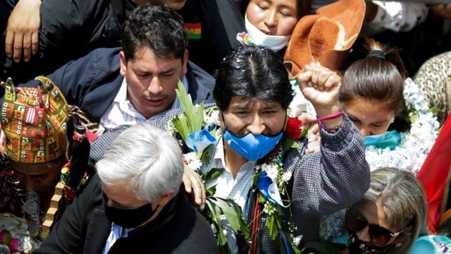 Morales cruzó desde Argentina la frontera en la localidad boliviana de Villazón, donde le esperaba una multitud. (Foto Prensa Libre: Reuters)