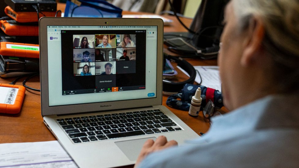 La pandemia de covid-19 ha llevado a muchos colegios y universidades a ofrecer clases en línea.