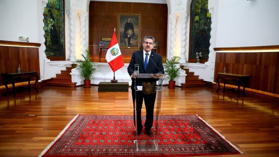 Manuel Merino asumió la presidencia el martes y renunció el domingo. (Foto Prensa Libre: Reuters)