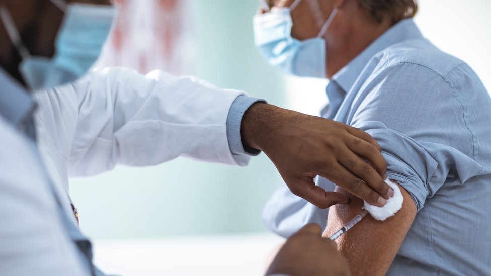 ¿Qué tan cerca estamos de tener una vacuna contra la covid-19? (Foto Prensa Libre: Getty Images)
