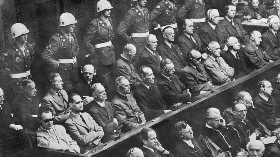 Los juicios de Núremberg empezaron el 20 de noviembre de 1945 contra la cúpula nazi. Abajo a la izquierda, con lentes oscuros, está Hermann Göring, seguido de Rudolf Hess, los acusados de más alto rango. (Foto Prensa Libre: Getty Images)