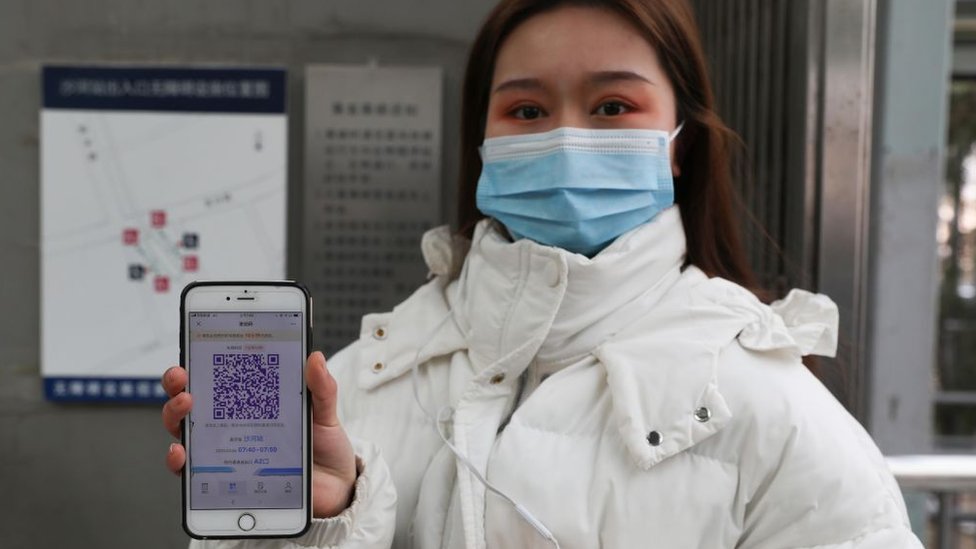 En China proponen el uso de los códigos QR para hacer un control global de la pandemia. (Foto Prensa Libre: Getty Images)