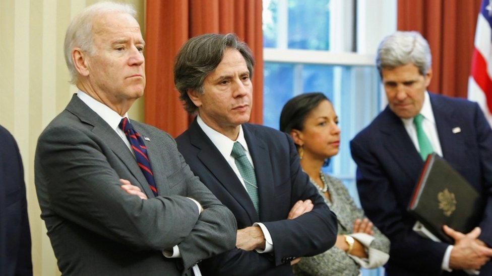 Antony Blinken (segundo a la izquierda) y John Kerry (derecha) figuran entre los nombres anunciados para puestos clave del gobierno de Biden. (Foto Prensa Libre: Reuters)