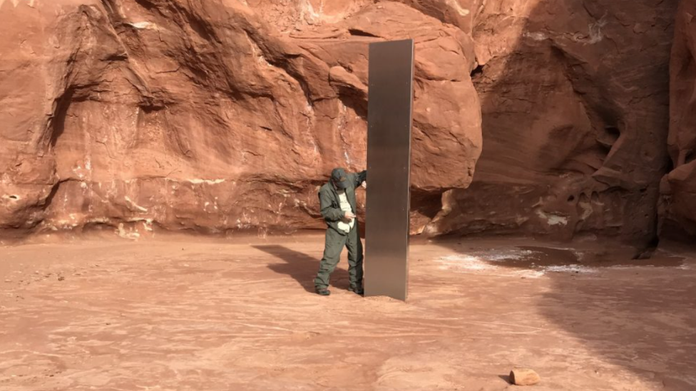 Un misterioso monolito de metal apareció en el desierto de Utah y las autoridades locales pidieron información en las redes sociales. (Foto Prensa Libre: Departamento de Seguridad Pública de Utah)