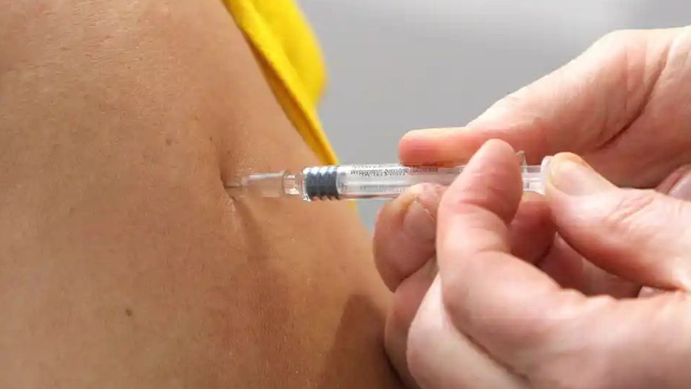 Una dosis incorrecta de la vacuna de Oxford resultó en un 90% de eficacia.