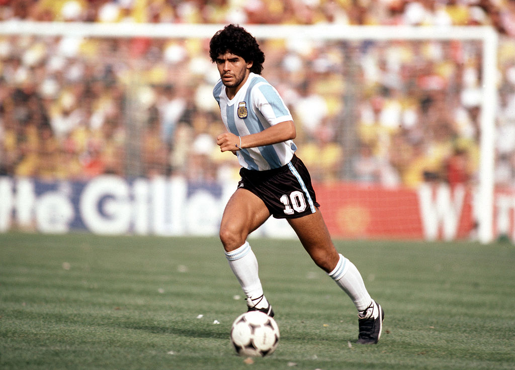 A los 21 años, Diego Armando Maradona se convierte en el centro de atención con la camiseta argentina durante el Mundial de Fútbol 1982 en España. FOTO:Getty Images