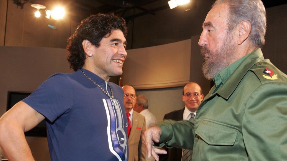 Maradona y Castro forjaron su relación durante la rehabilitación del argentino en Cuba. (Foto Prensa Libre: Getty Images)