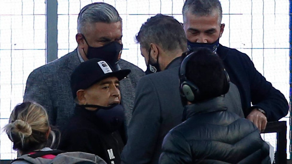 El 30 de octubre Maradona cumplió 60 años y los celebró yendo al estadio a dirigir a su equipo, el Club de Gimnasia y Esgrima La Plata. Foto:Getty Images
