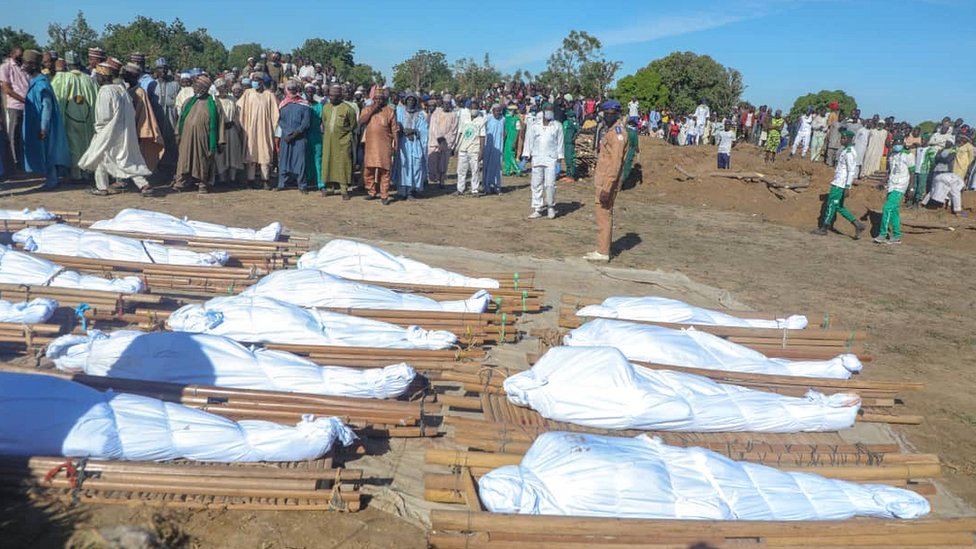 Decenas de víctimas de un ataque contra trabajadores agrícolas fueron enterrados. (Foto Prensa Libre: Gobierno estatal de Borno)