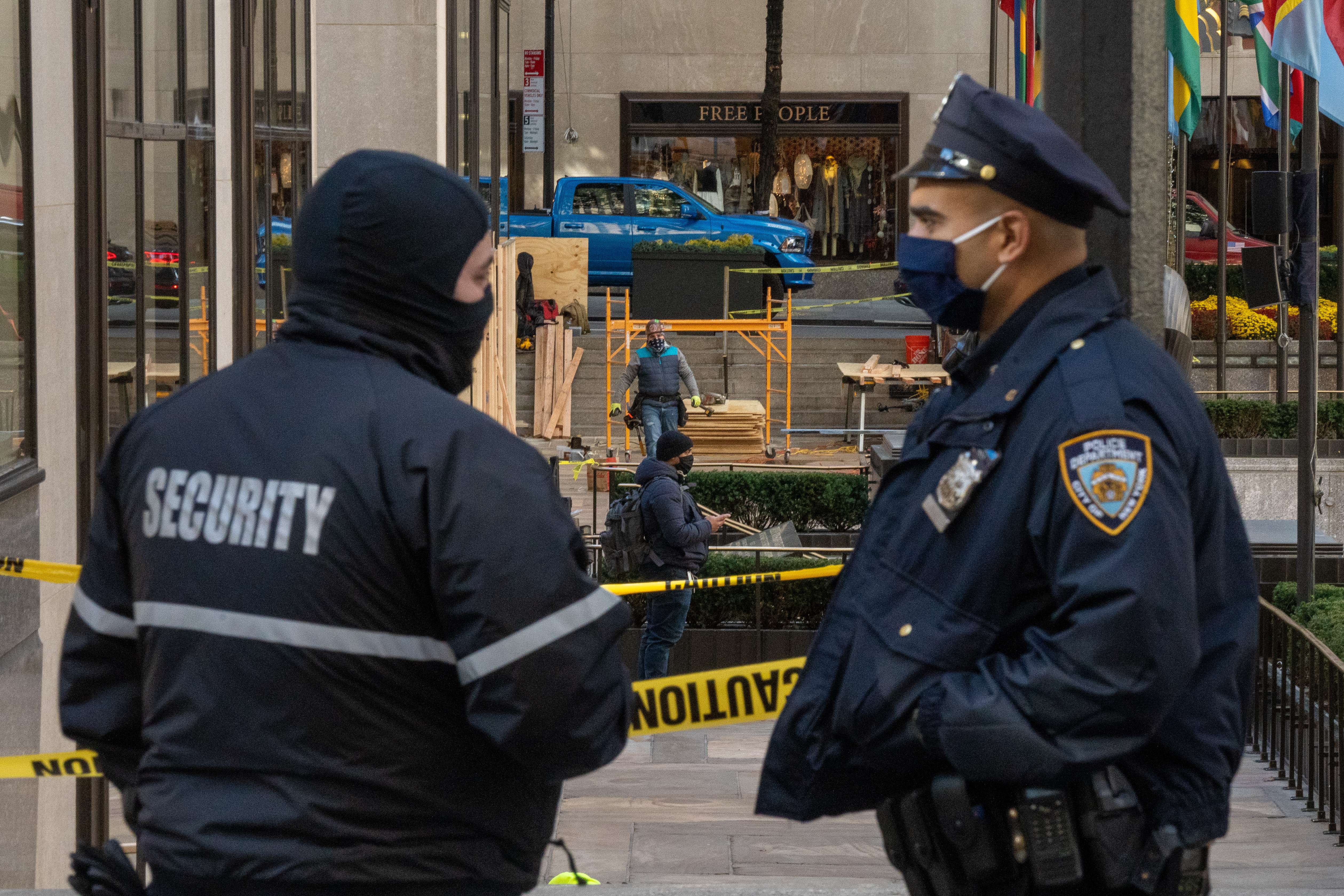 La policía busca a los responsables de la balacera en el apartamento de Brooklyn, Nueva York. (Foto Prensa Libre: AFP)