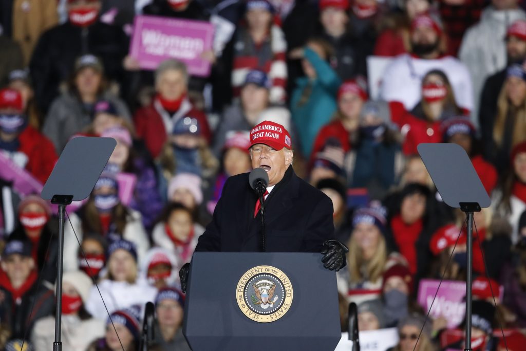 Trump se dirige al público en Grand Rapids, Michigan, en el trayecto final de la campaña por la presidencia. (Foto Prensa Libre: AFP)