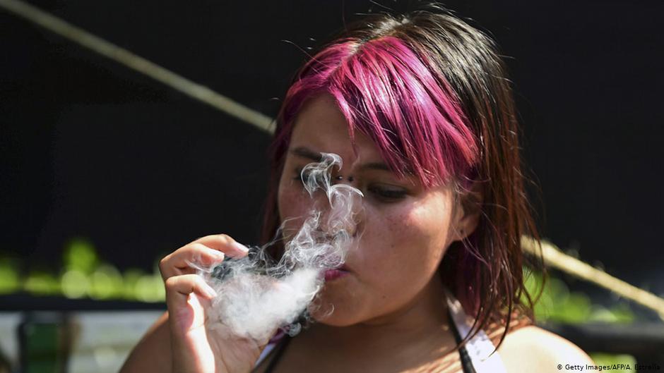 En México podría consumirse marihuana con fines recreativos y poseerla en cantidades de 5 a 28 gramos. (Foto Prensa Libre: AFP)