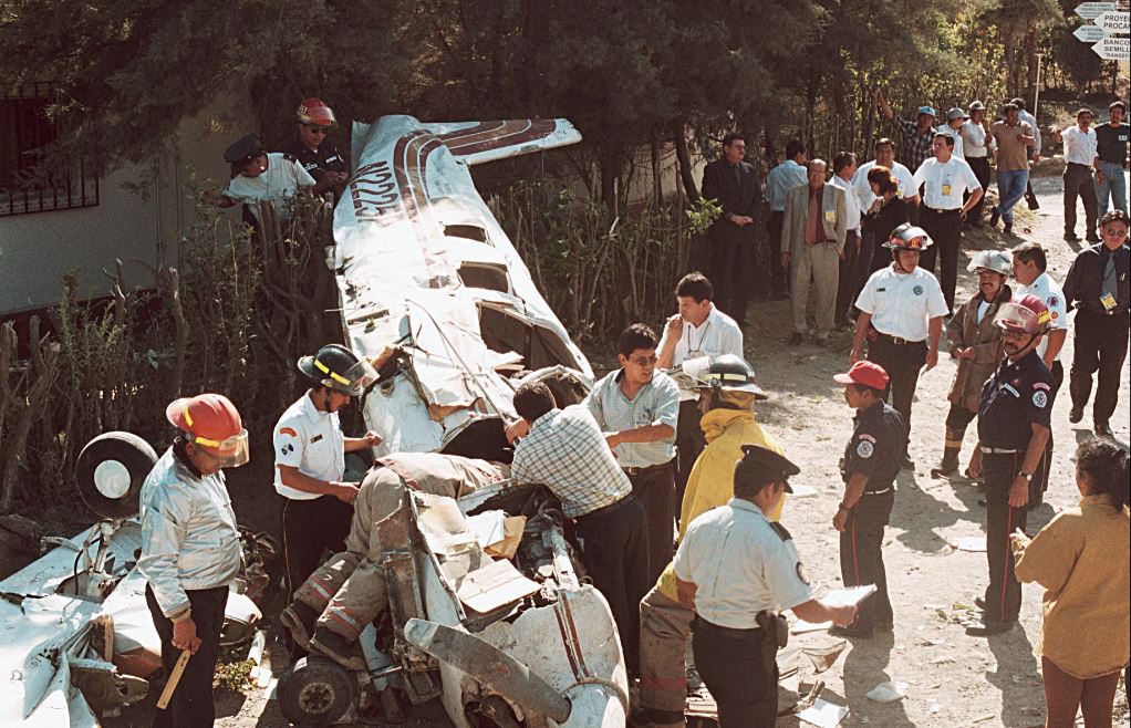 Una fotografía del accidente que se produjo el 22 de marzo de 2000, en la zona 13, en la entrada del INAB.  (Foto Prensa Libre: Hemeroteca). 