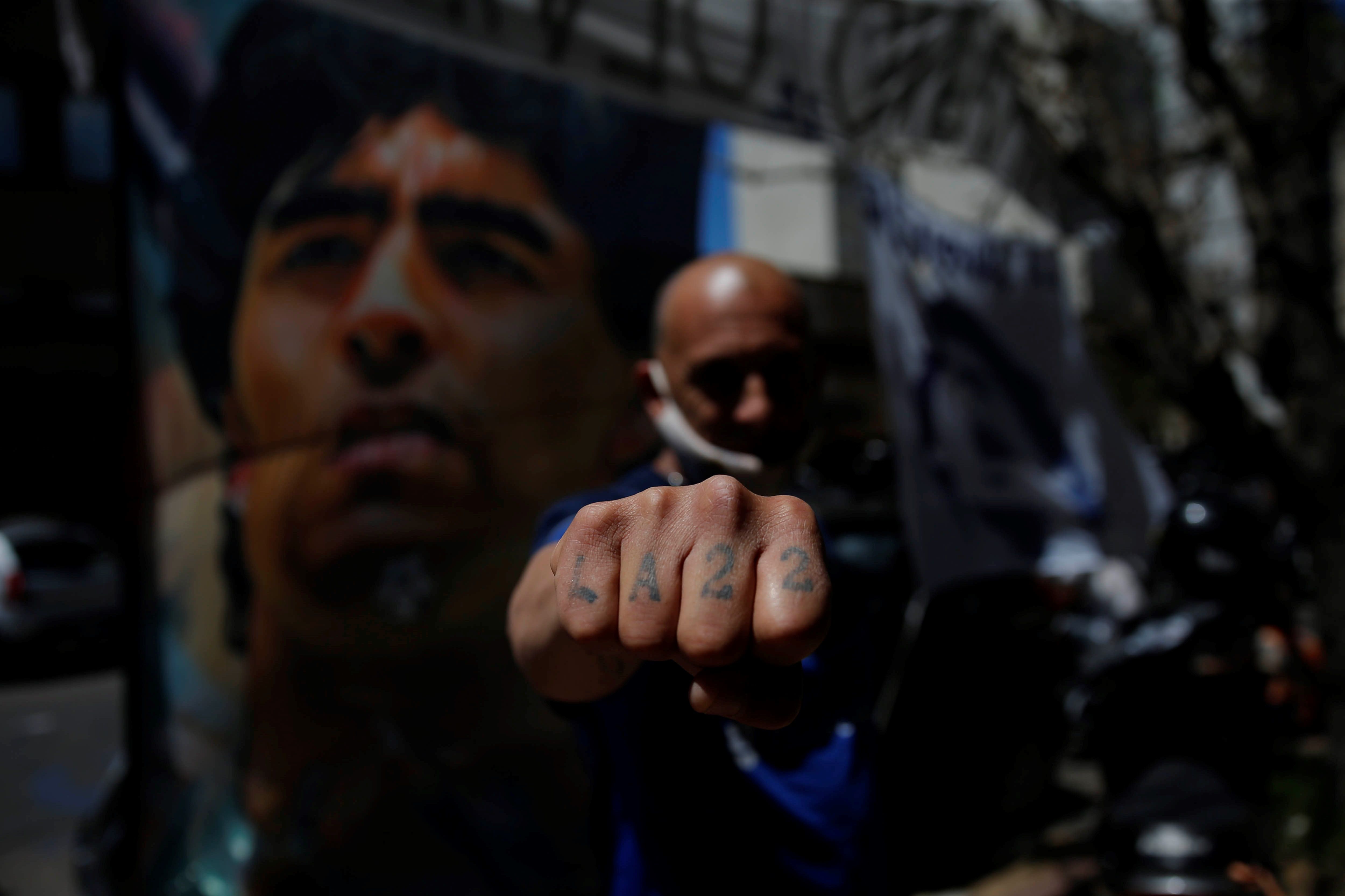 Diego Maradona está "totalmente consciente" y cuando lo trasladaron de hospital sus seguidores le respaldaron. Foto Prensa Libre: EFE