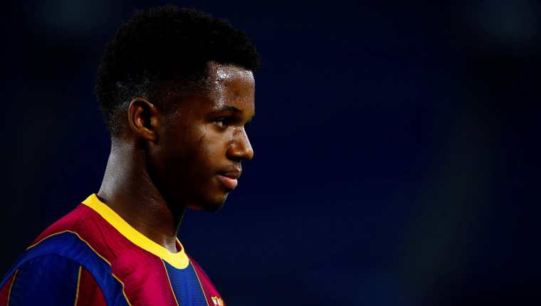 El centrocampista del Barcelona Ansu Fati será una baja importante en el Barsa. (Foto Prensa Libre: AFP)