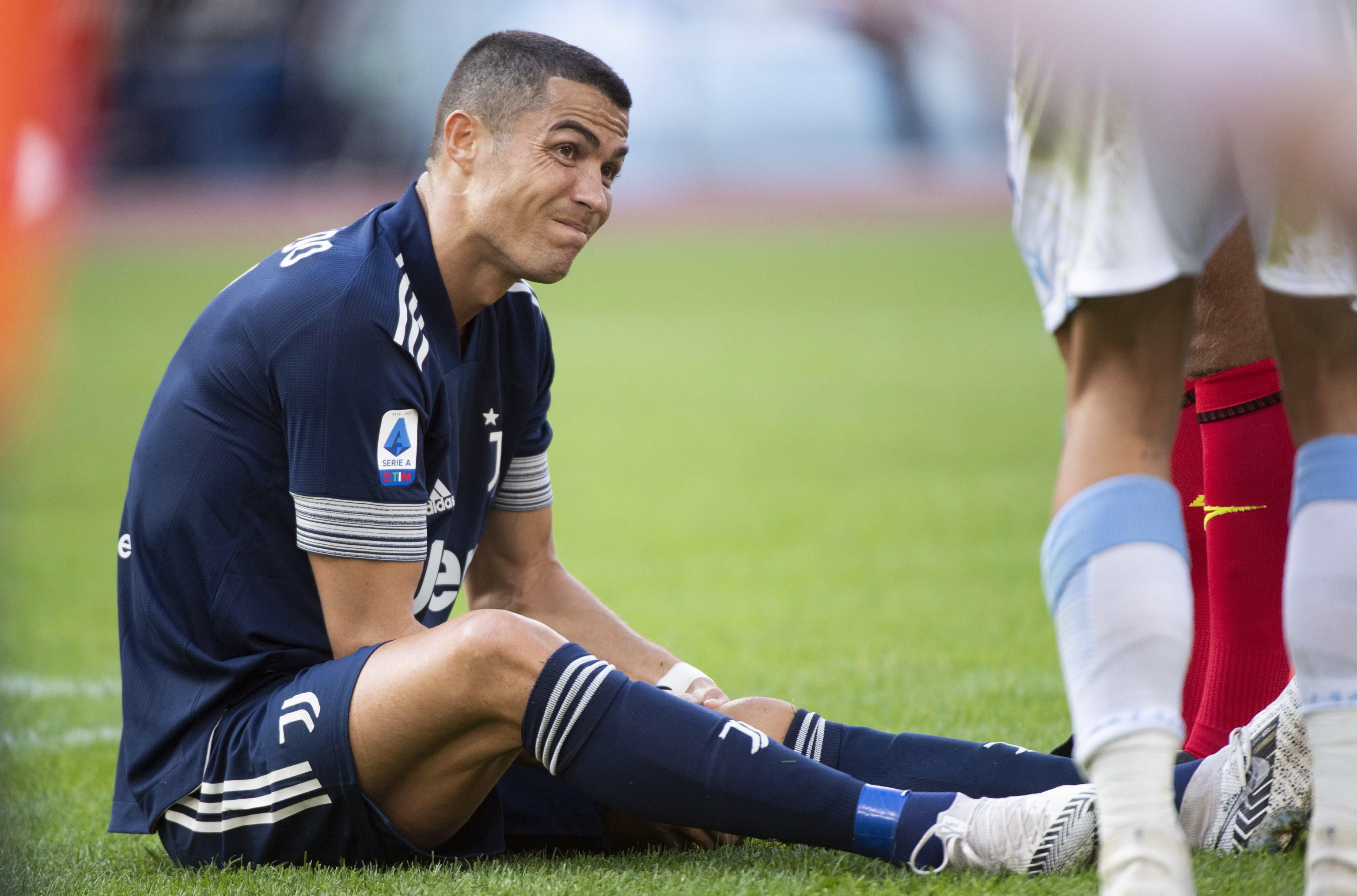 Cristiano Ronaldo no pudo terminar el juego Juventus-Lazio por unas molestias en el tobillo, esto luego de haber estado fuera un par de semanas por covid-19. (Foto Prensa Libre: EFE)
