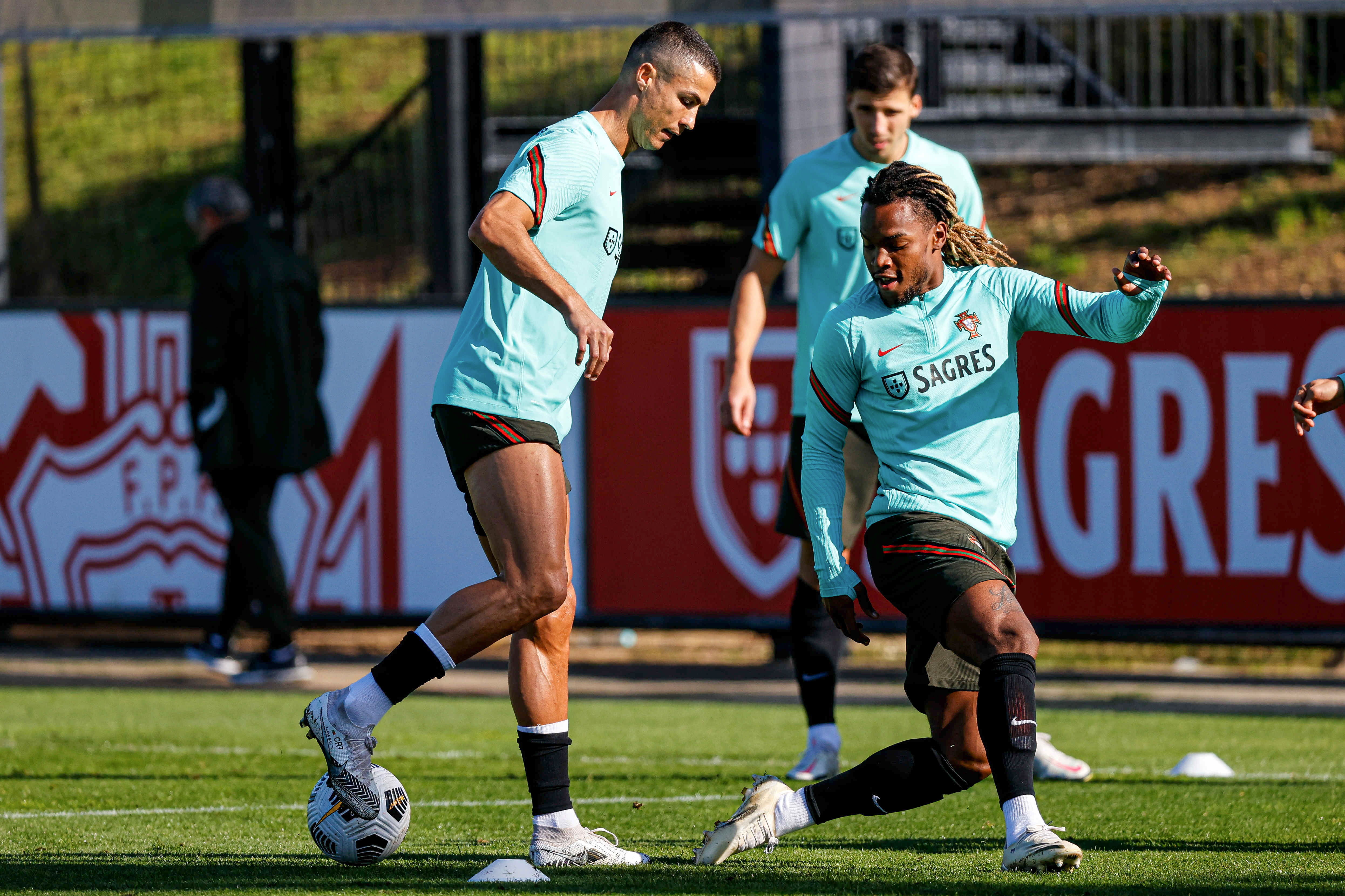 Cristiano Ronaldo durante el entrenamiento de este martes. (Foto Prensa Libre: EFE)